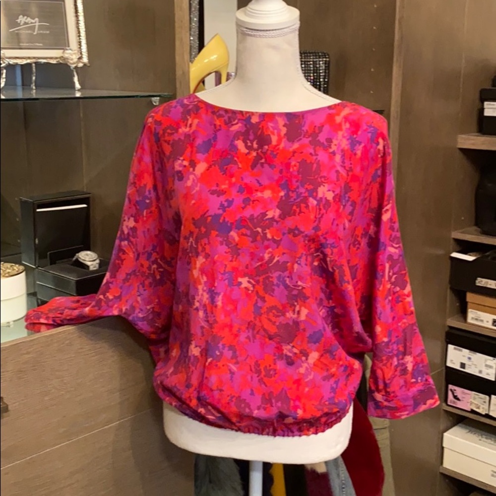 Joie top 100% silk. V neck back floral EXQUISITE